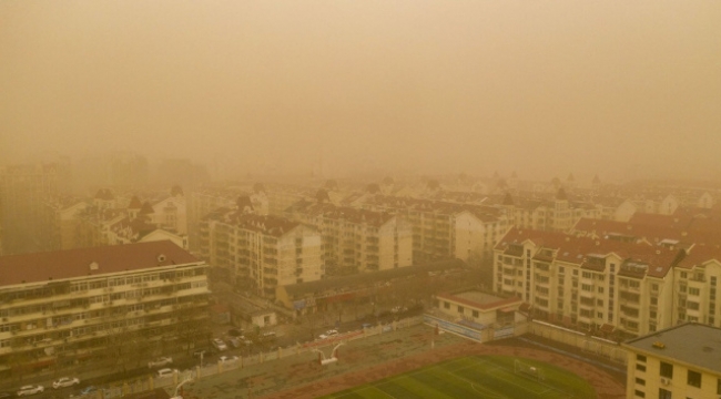 Çin'de şiddetli kum fırtınasında gökyüzü sarı renge büründü
