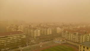 Çin'de şiddetli kum fırtınasında gökyüzü sarı renge büründü