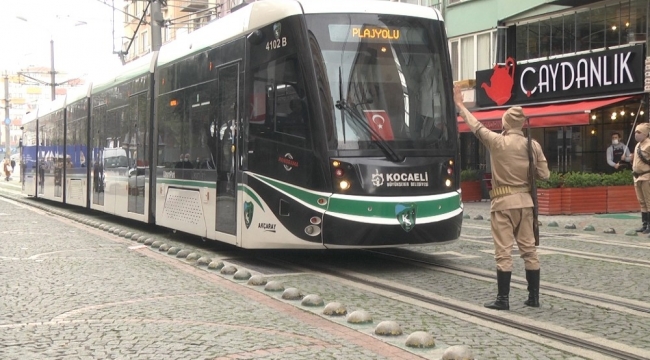 "Dur yolcu" diyen askerler tramvayın önünü kesti