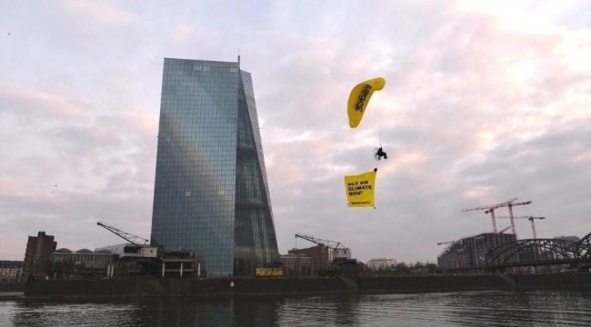 Greenpeace aktivistleri, Avrupa Merkez Bankası'nın çatısına paraşütle indi