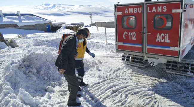 Kardan köyde mahsur kalan hasta 6 saatlik zorlu çalışmayla hastaneye ulaştırıldı