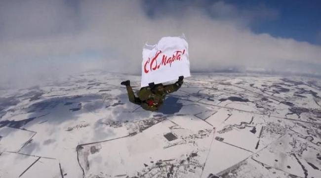 Rus paraşütçülerden sıra dışı 8 Mart kutlaması