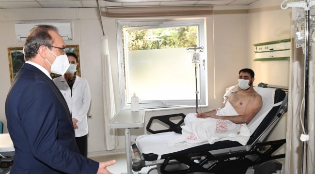 Vali Yavuz, fabrikadaki patlamada yaralanan işçileri ziyaret etti