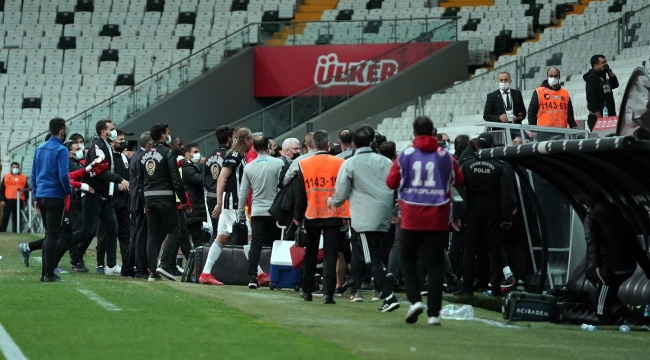 Beşiktaş'ta maç bitti, saha kenarı karıştı
