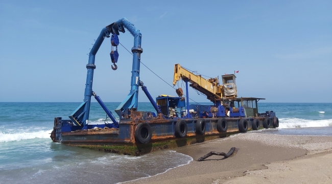 Karadeniz kıyısına 300 tonluk vinçli duba oturdu
