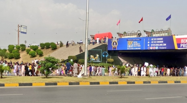 Pakistan'da öğrenci protestosuna polisten gazlı müdahale