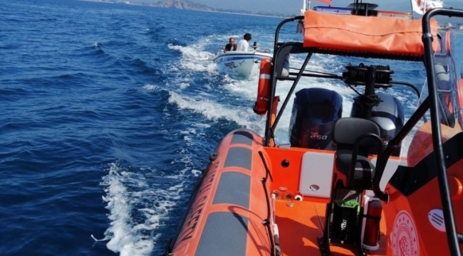 Arıza yapan teknede mahsur kalan 2 kişi kurtarıldı