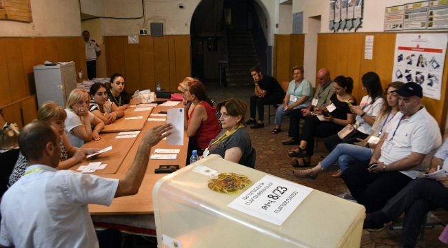 Ermenistan'daki seçimi Paşinyan açık ara fark ile önde götürüyor