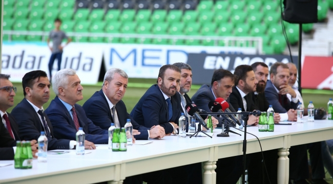 Sakaryaspor, transfer ettiği futbolcularla sözleşmeleri imzaladı