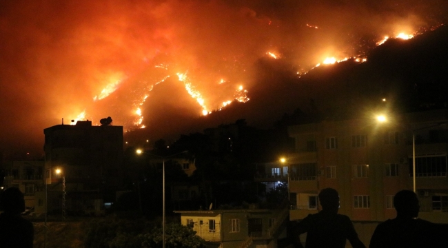Aydıncık'taki yangın yerleşim yerlerini tehdit etmeye başladı