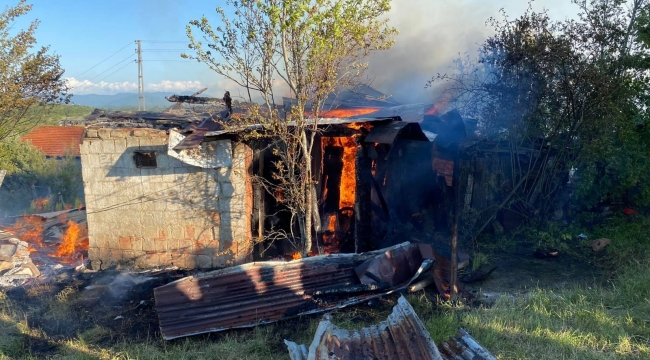 Eflani'de samanlık yangını evlere sıçramadan söndürüldü