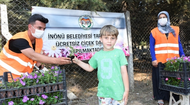 İnönü Belediyesi mezarlıklarda çiçek dağıttı