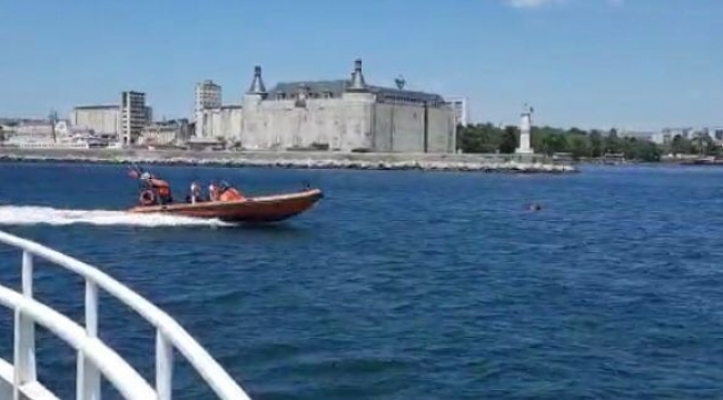 Kadıköy açıklarında vapurdan denize düşen yolcu kurtarıldı