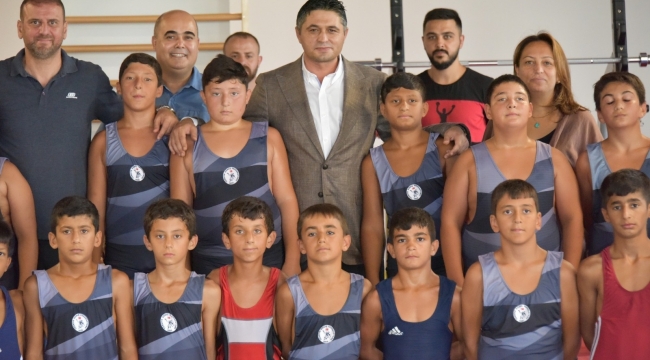 Başkan Serkan Acar'dan milli güreşçilere ziyaret