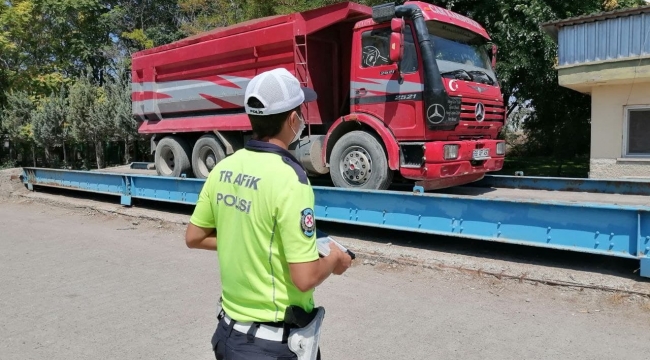 Işık ve tonaj ihlali yapan kamyon sürücüsüne 7 bin 672 TL ceza kesildi