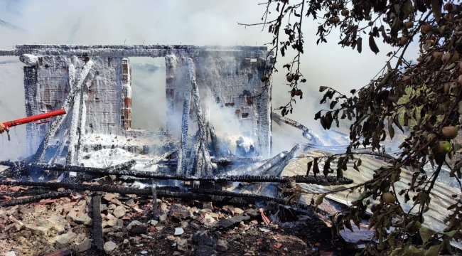 İki katlı ev ile samanlık yangında kül oldu