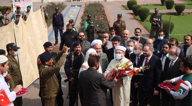 Diyanet İşleri Başkanı Erbaş, tarihi Badşahi Camii'nde Pakistanlı Müslümanlara hitap etti