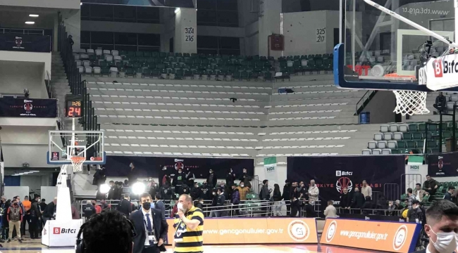 Fenerbahçe Beko - Galatasaray Nef derbisinde maç durdu