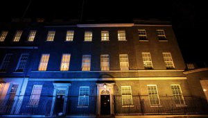 İngiltere'de Başbakanlık Ofisi binasına Ukrayna bayrağının renkleri yansıtıldı