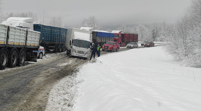 Kütahya Domaniç'te aniden bastıran kar trafiği felç etti