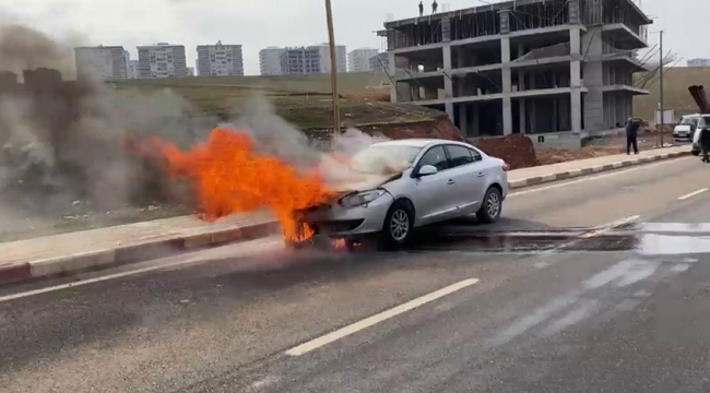 Siirt'te seyir halindeki araç alev alev yandı