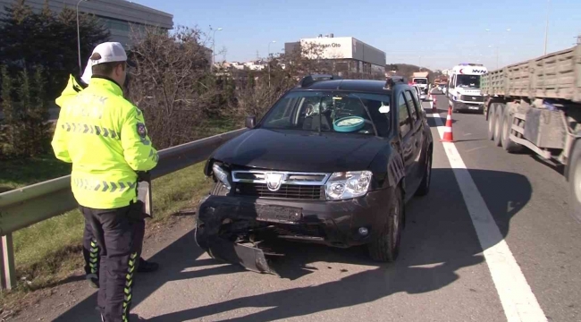 TEM'de feci kaza: Otomobil bariyerlere çarpıp yan yattı 2 yaralı