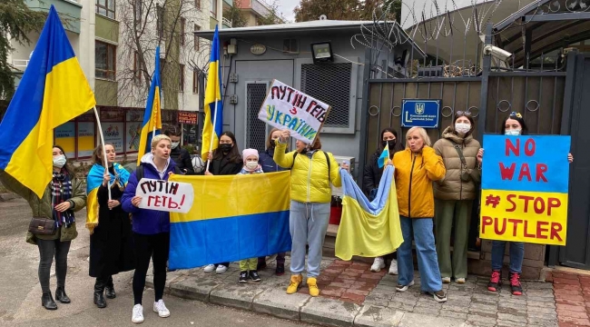 Türkiye'de yaşayan Ukraynalılar, Rusya'yı protesto etti: "Putin Ukrayna'dan git"